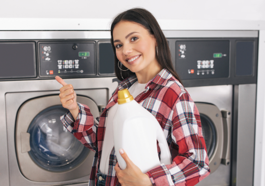 Woman Doing Laundry At Laundromat 600X400